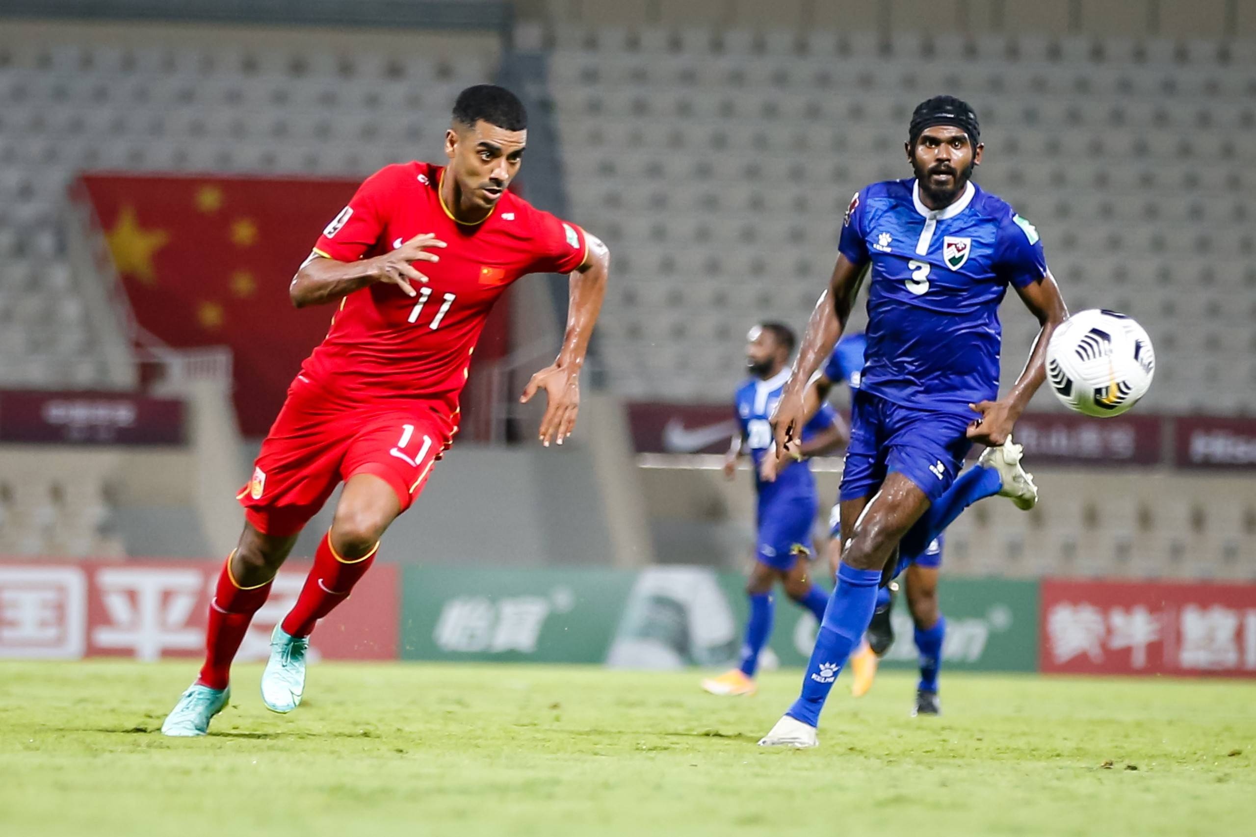 开云体育app-高强度足球比赛中球员拼尽全力争胜