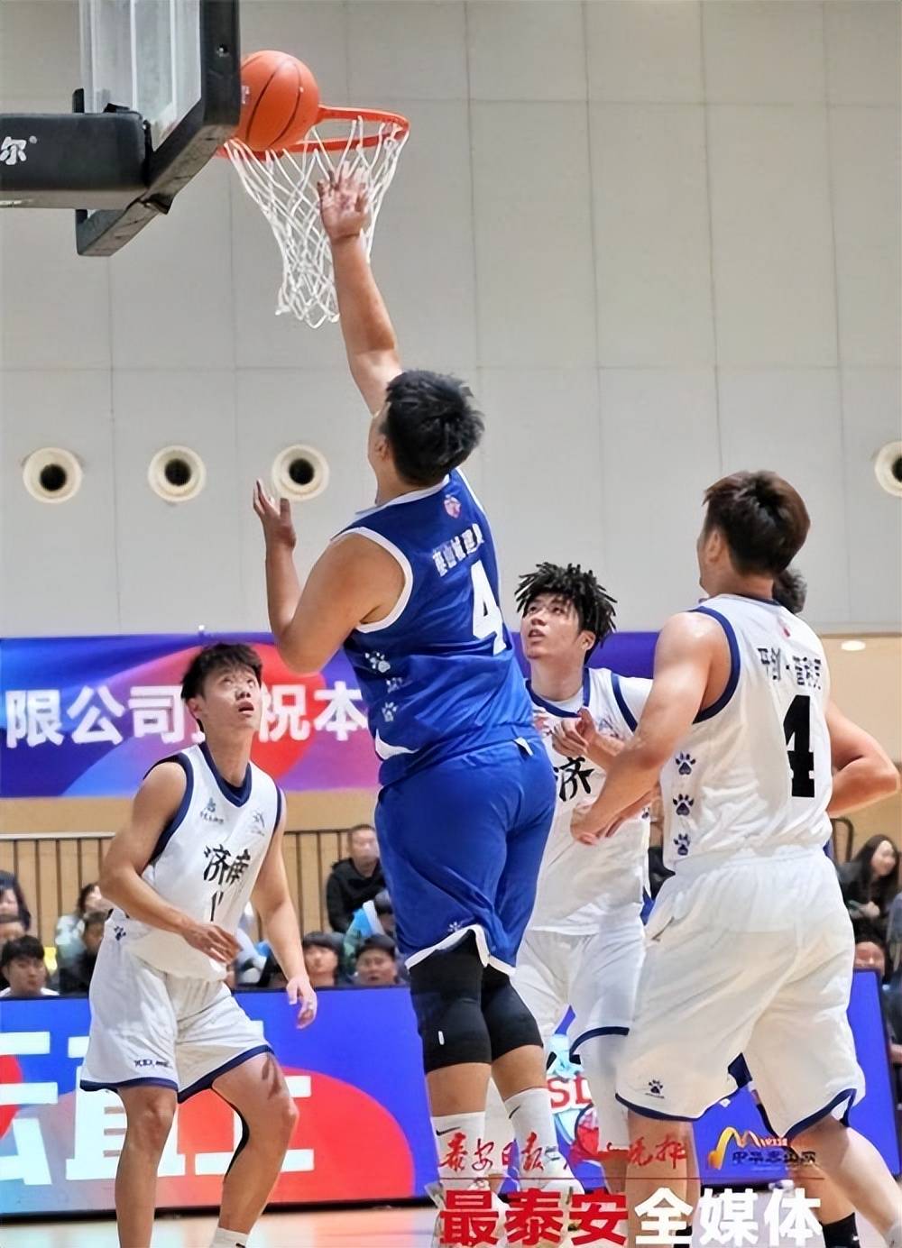 开云体育官网入口-紧张的比赛中，球队靠着团结和拼搏，一路前行的简单介绍