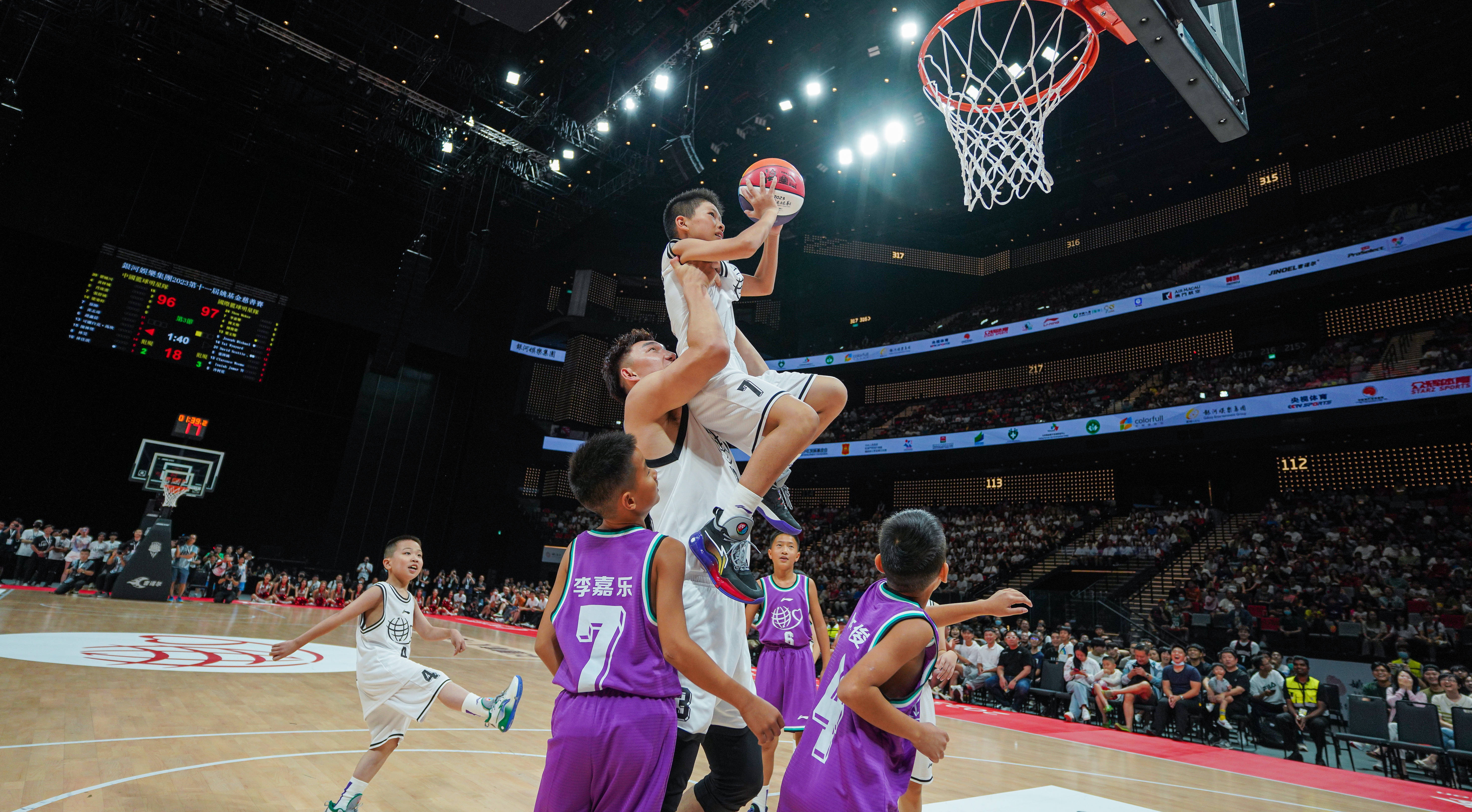 开云体育登录入口-篮球比赛中球员展现精湛球技