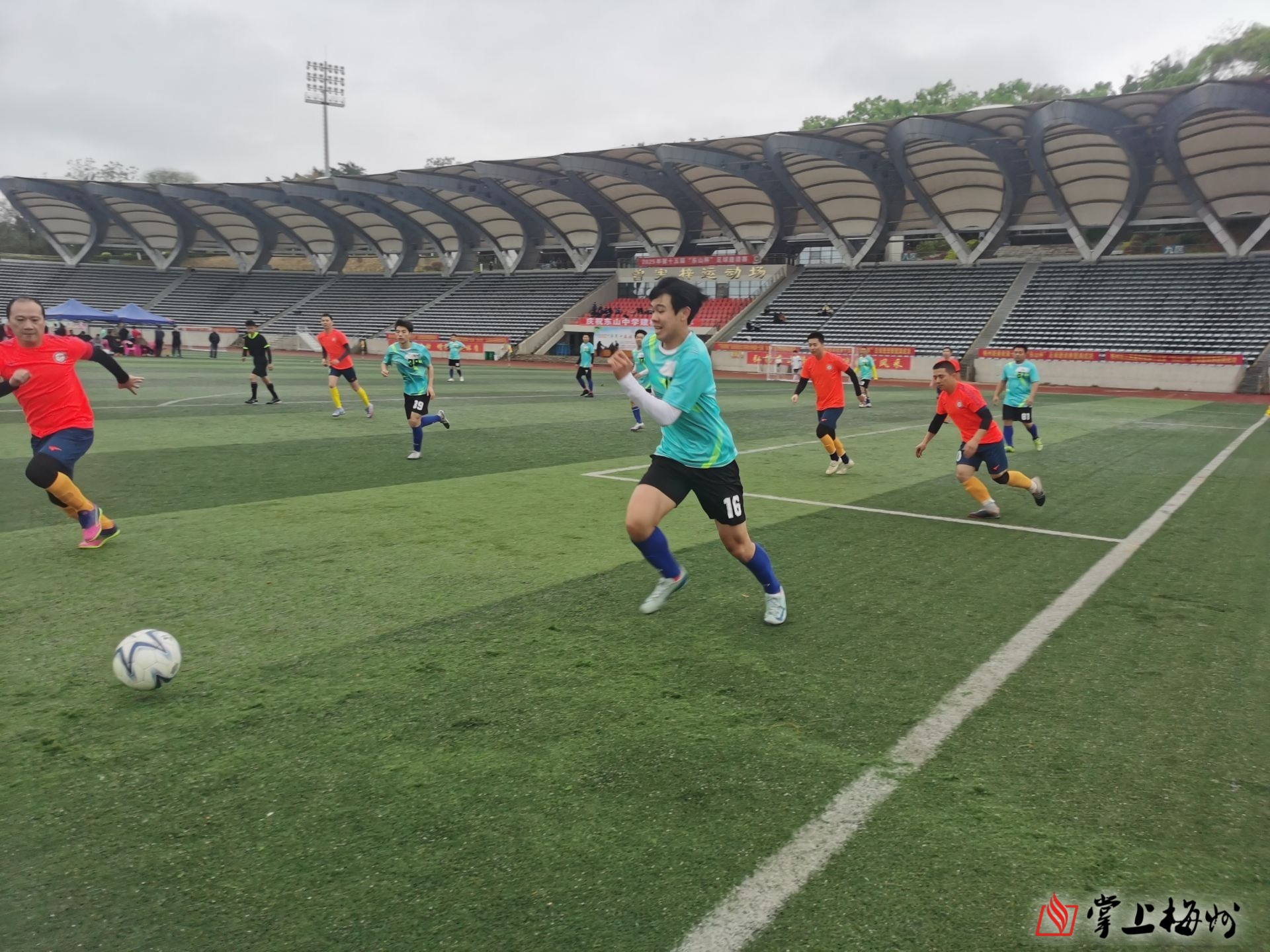 开云体育官网-足球比赛深受观众喜爱，激动人心