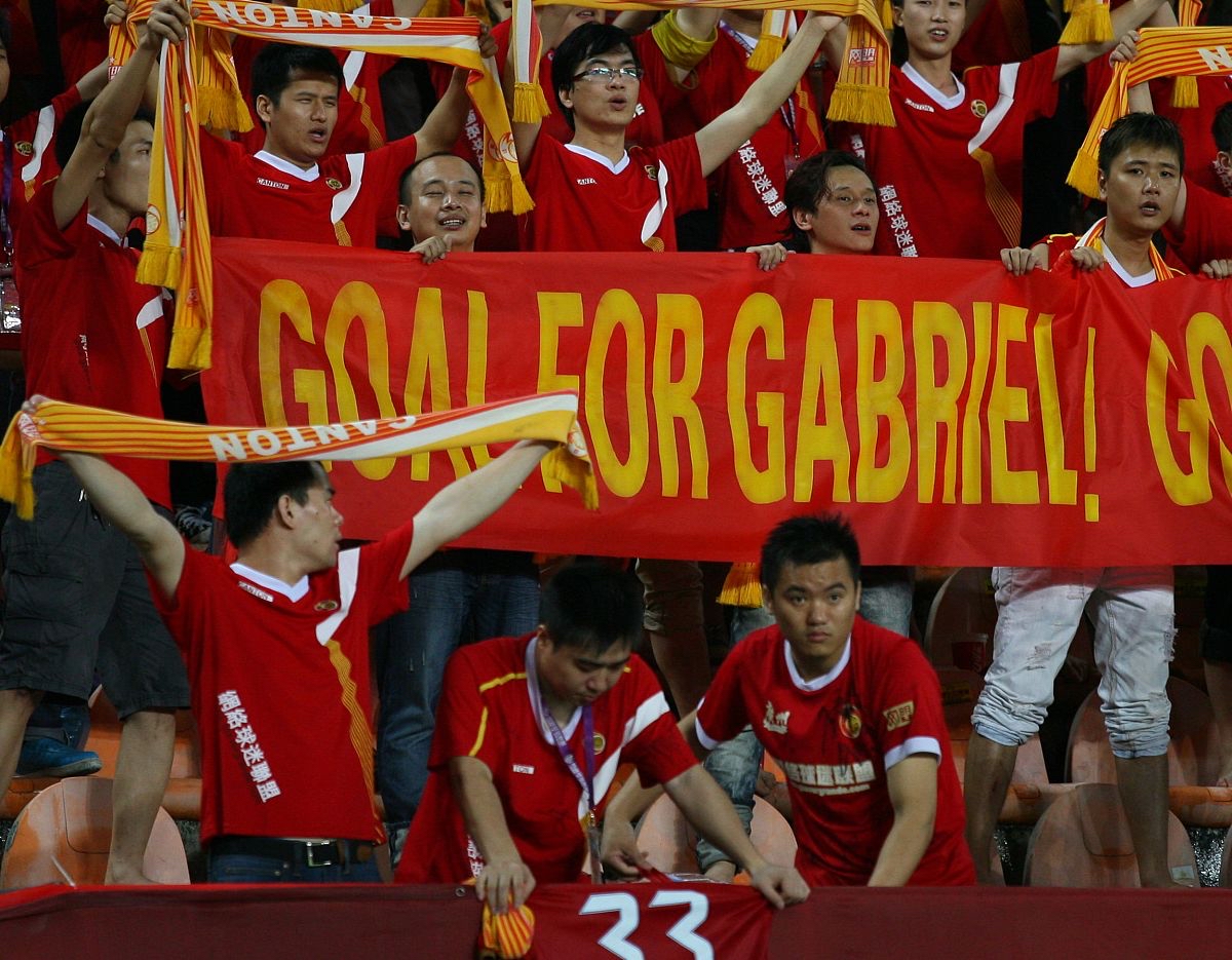 战况激烈！球队惊心动魄争夺胜利