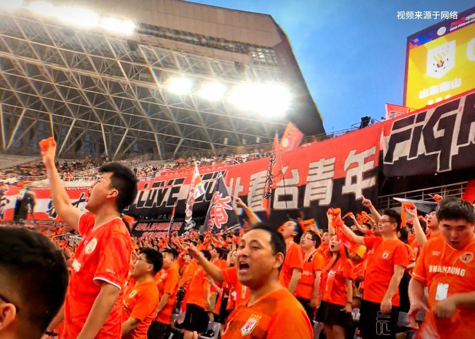 关于中超比赛球迷购买门票现场挤压现象严重的信息