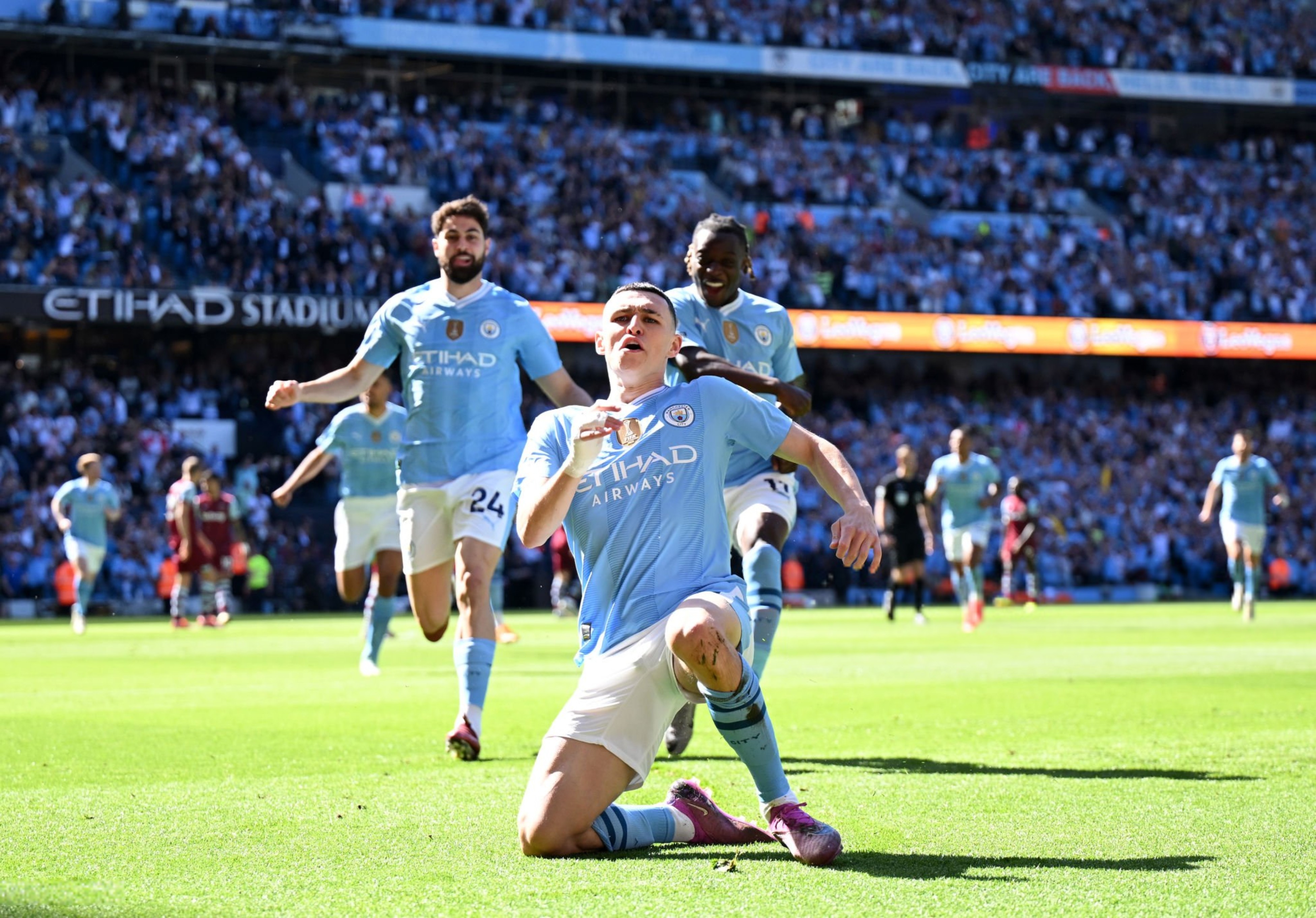 关于利物浦遭遇曼城吞败，英超榜首争夺白热化的信息