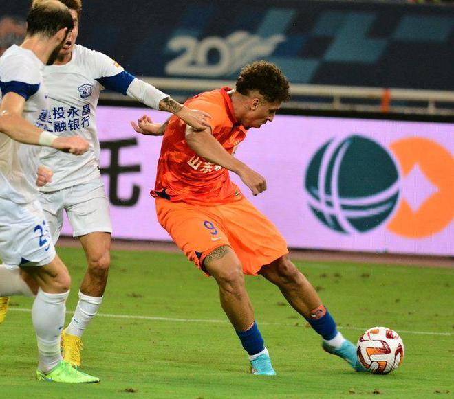 开云体育网页版入口-马赛后防线严密封堵对手破门路线