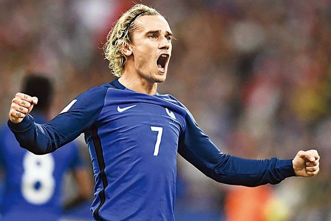 开云体育官网-阿图洛·维达尔入球，成为球队攻击线上的得力射手