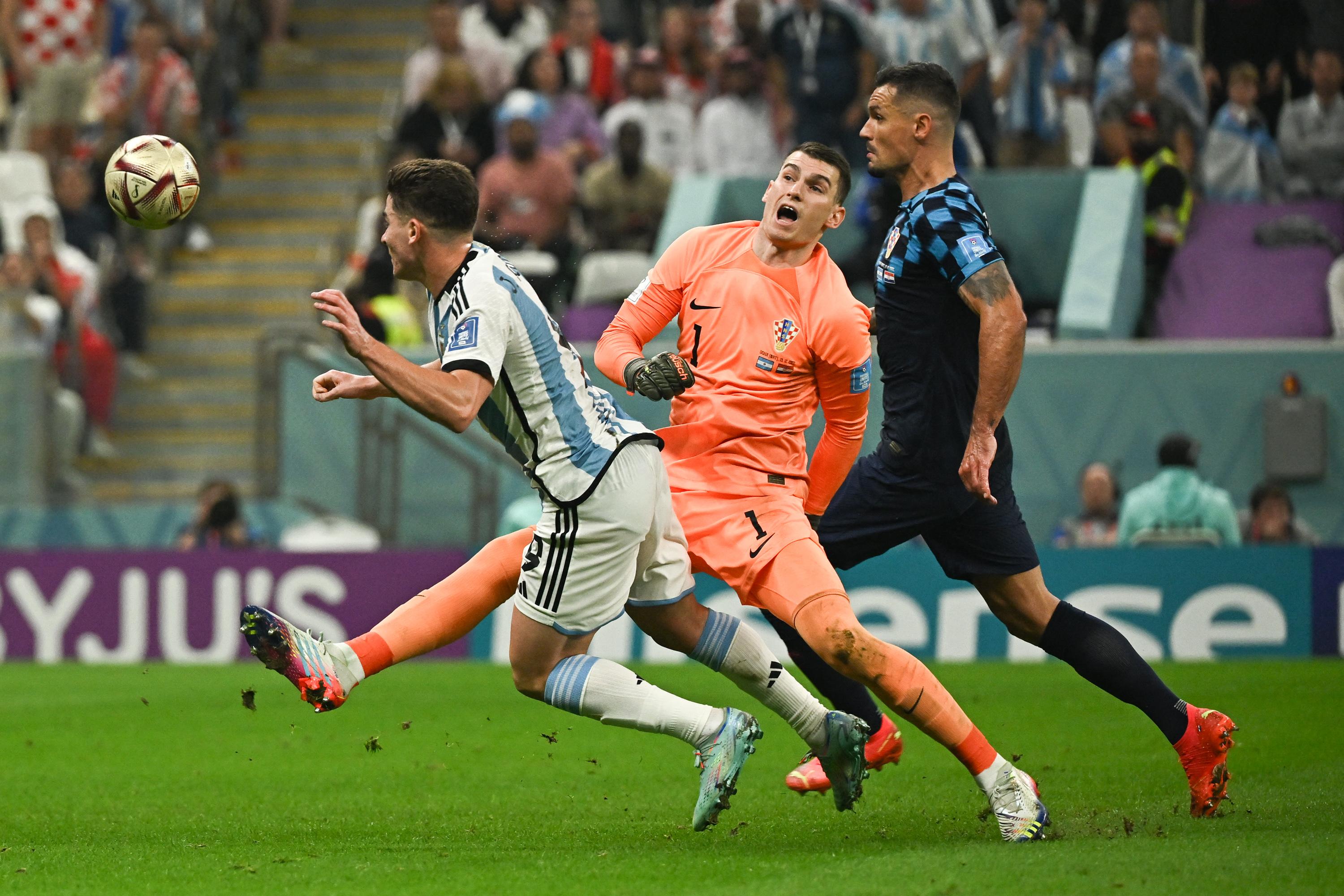 包含阿根廷队擊退澳大利亚，欧洲杯资格尚无定论的词条