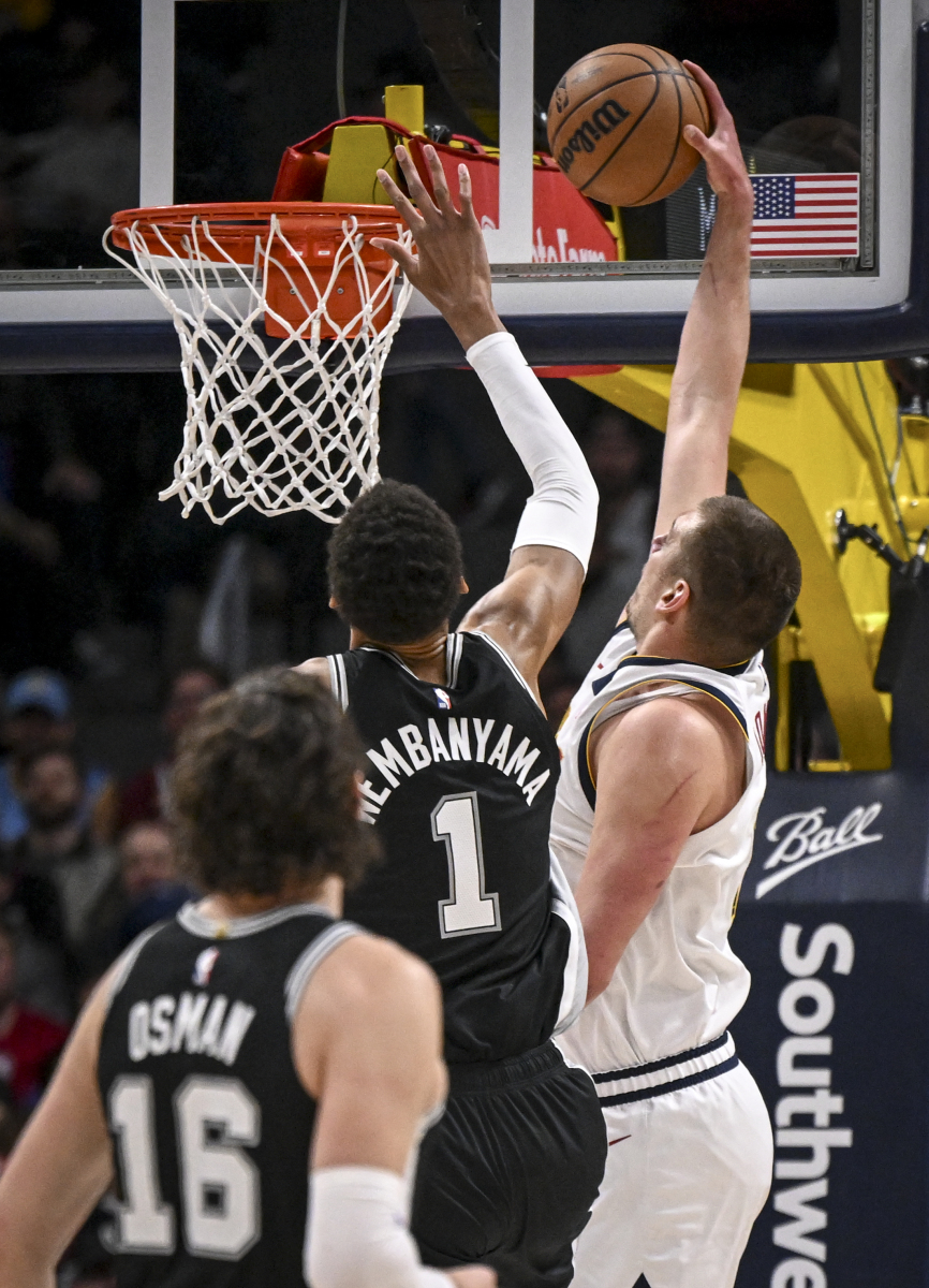 开云体育入口-勒布朗再战东部决赛，雄鹿旋风淘汰尼克斯