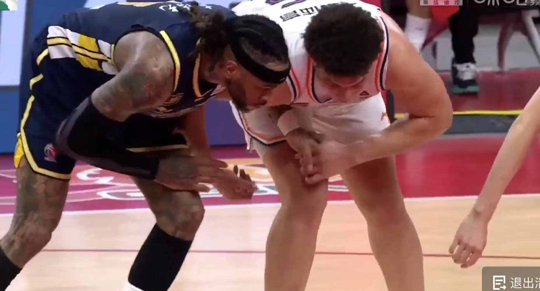 开云体育app-关于硬汉球员大战，主裁紧急中断场上冲突的信息