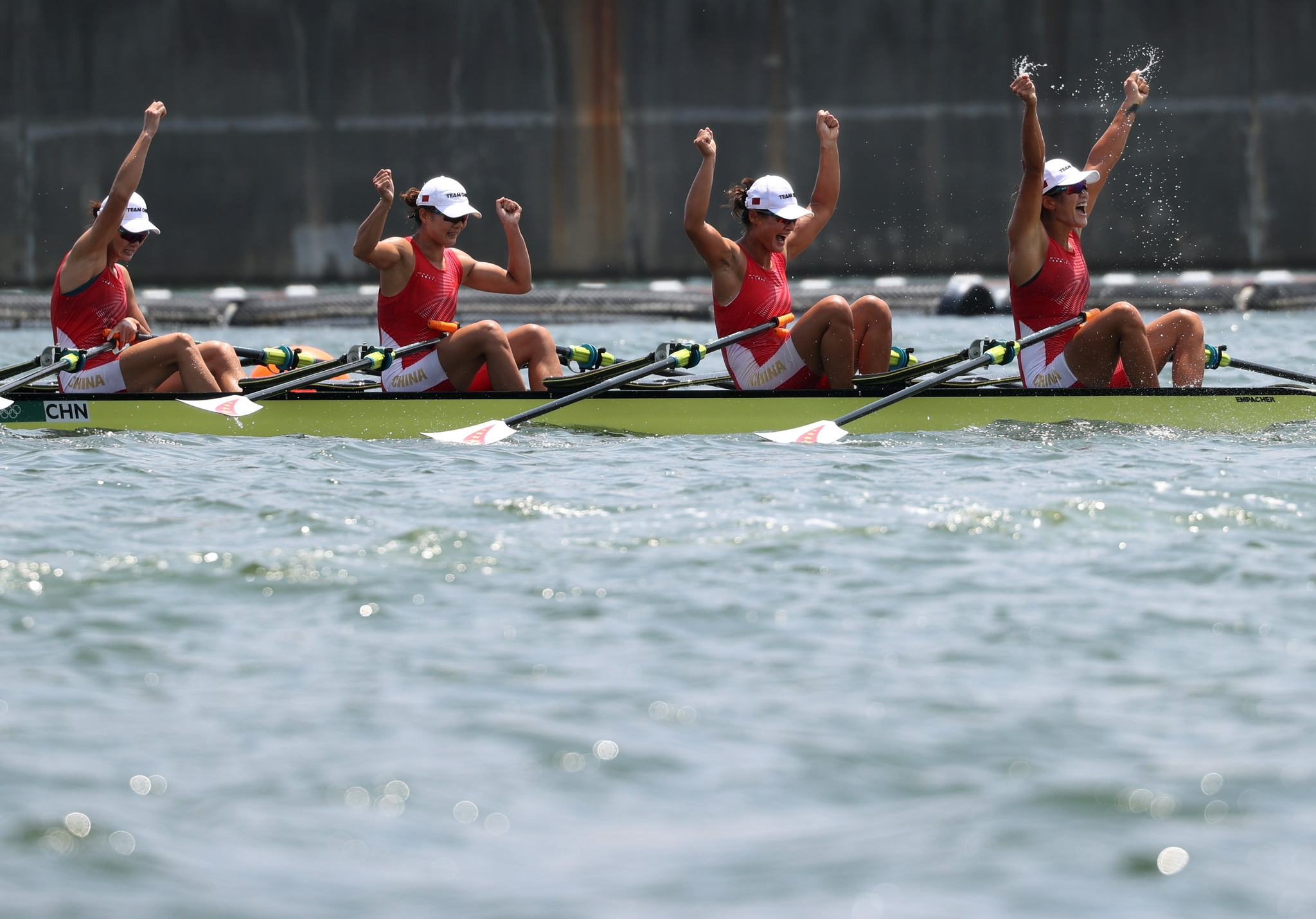 赛艇女子双桨决赛选手拼尽全力