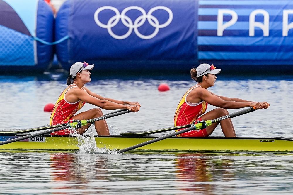 赛艇女子双桨决赛选手拼尽全力