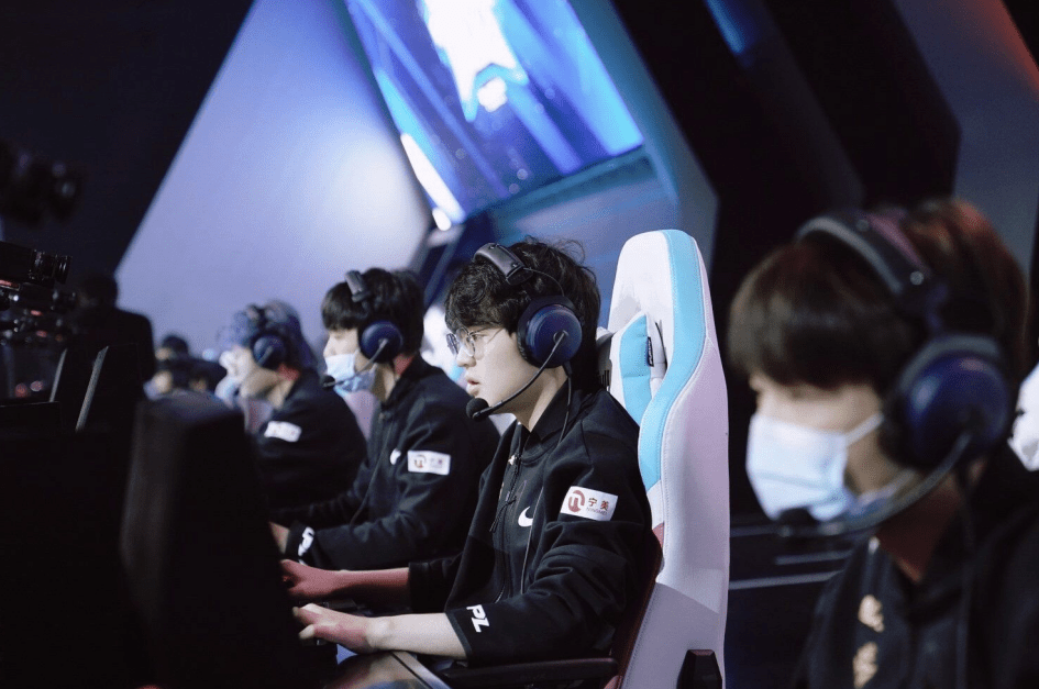 开云体育官方入口-选手状态神勇，轻松夺魁掀起现场高潮