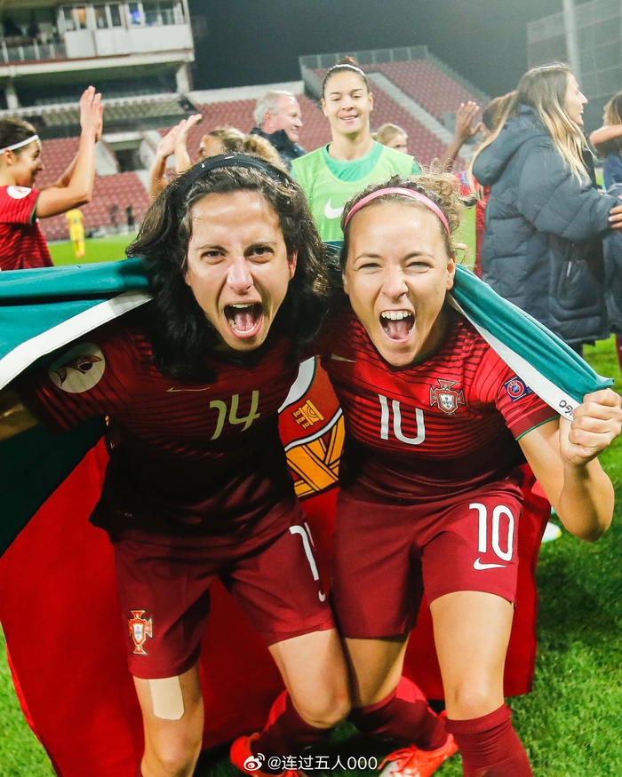 葡萄牙女足队员庆祝进球，取得胜利