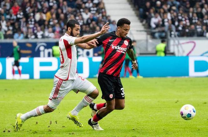 法兰克福球队主场战胜对手，获得胜利