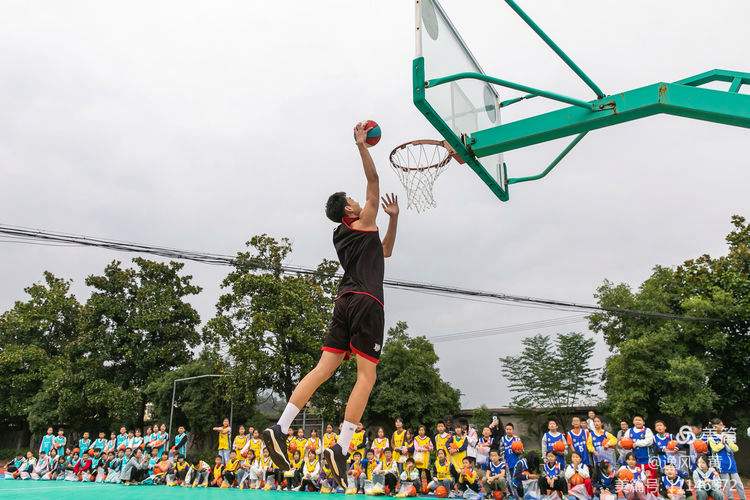 开云体育在线-关于篮球明星亮相慈善赛场传递爱心的信息