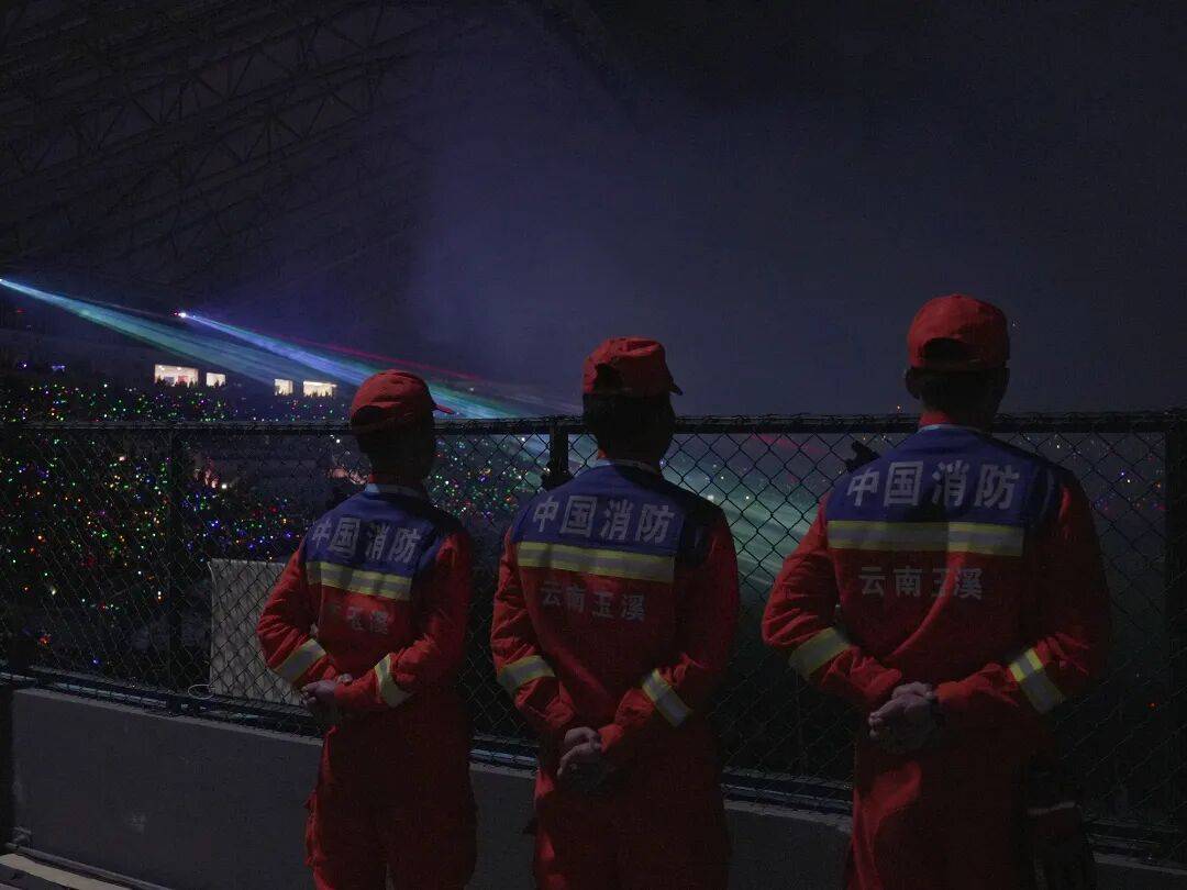 比赛中球迷意外入场,现场安保全力处置 比赛中球迷意外入场,现场安保全力处置